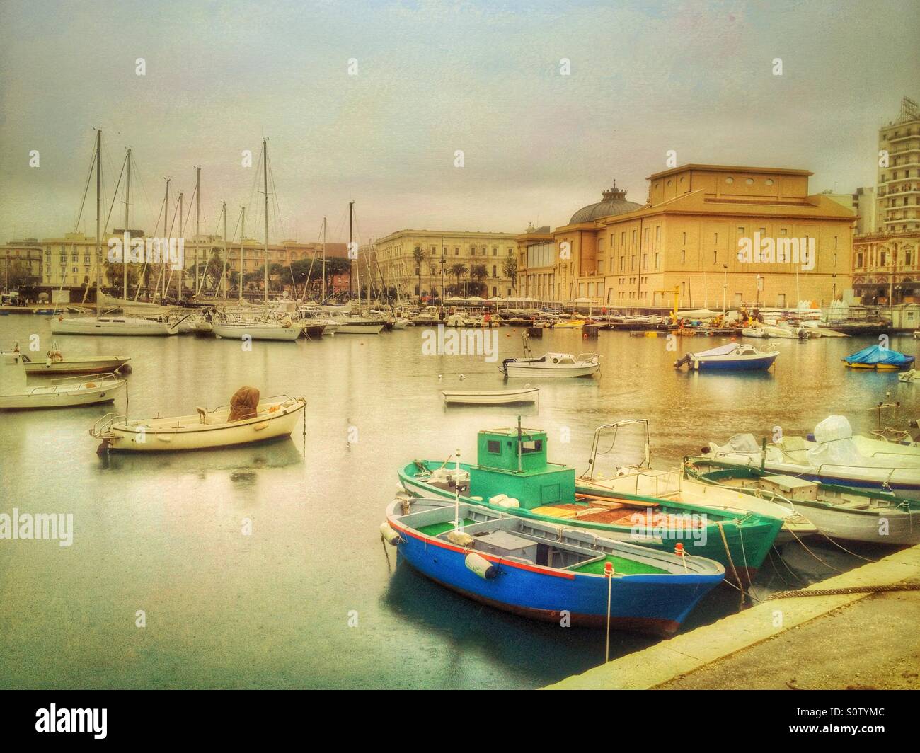 Le port de Bari, Pouilles, Italie Banque D'Images