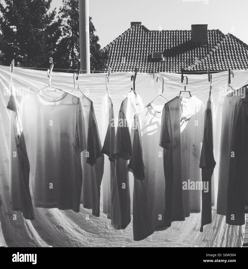 La photo artistique d'un tas de t-shirts blanc Banque D'Images