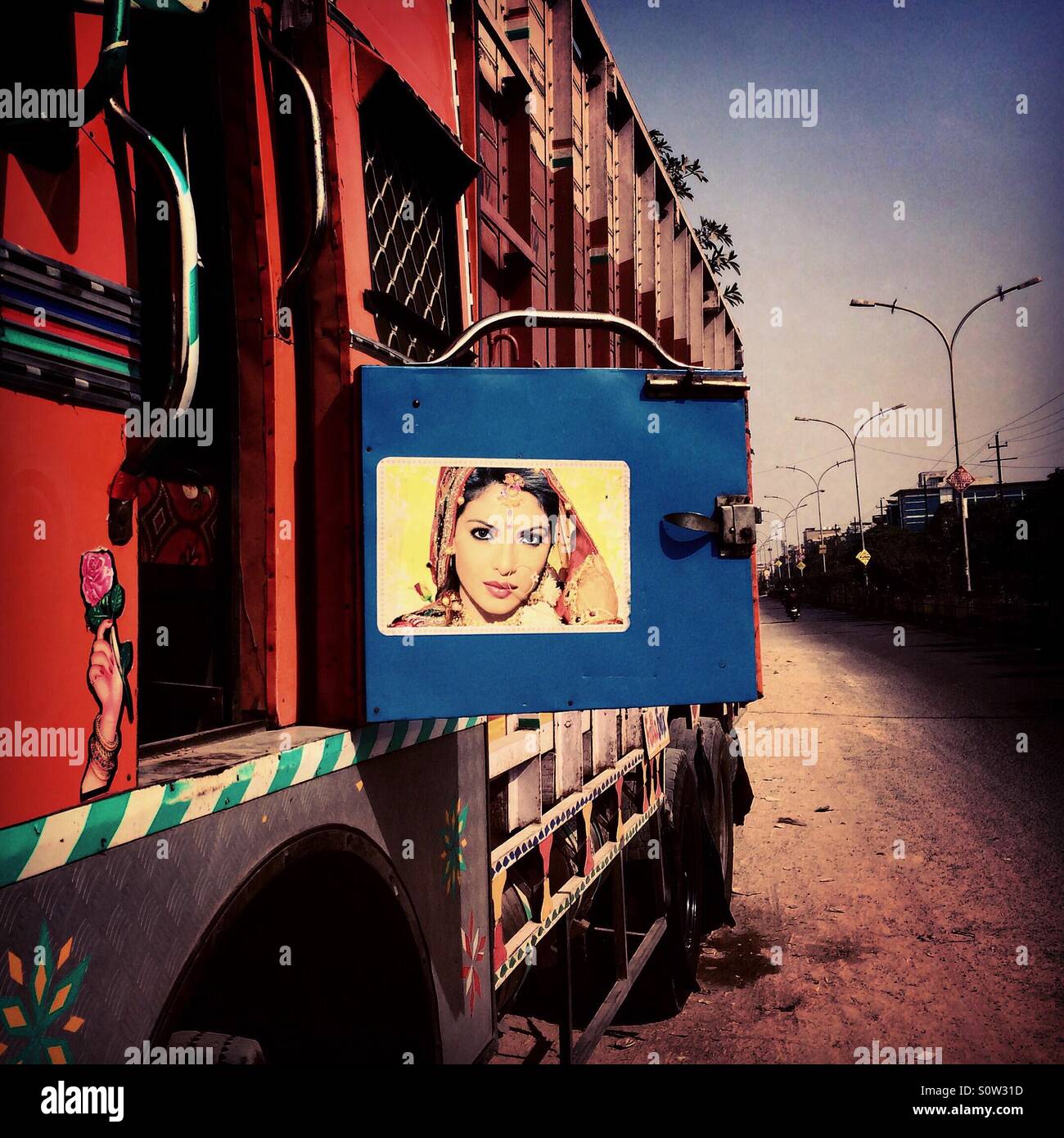 Un camion avec un poster d'une actrice américaine dans la banlieue de la capitale du territoire de Delhi, Inde Banque D'Images