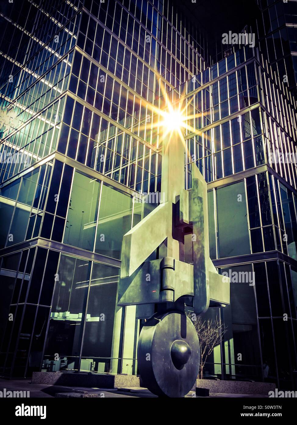 Le soleil rebondit sur la célèbre sculpture moderne sur fond de Highrise Buildings , Toronto, Ontario, Canada. Tout moderne. Modernisme. Espace public. - Image de stock capturée avec un smartphone