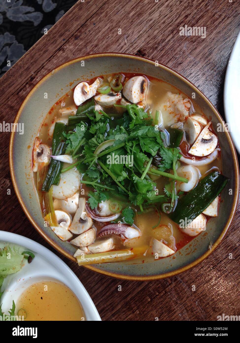 Soupe Tom Yum thaï traditionnelle, Banque D'Images