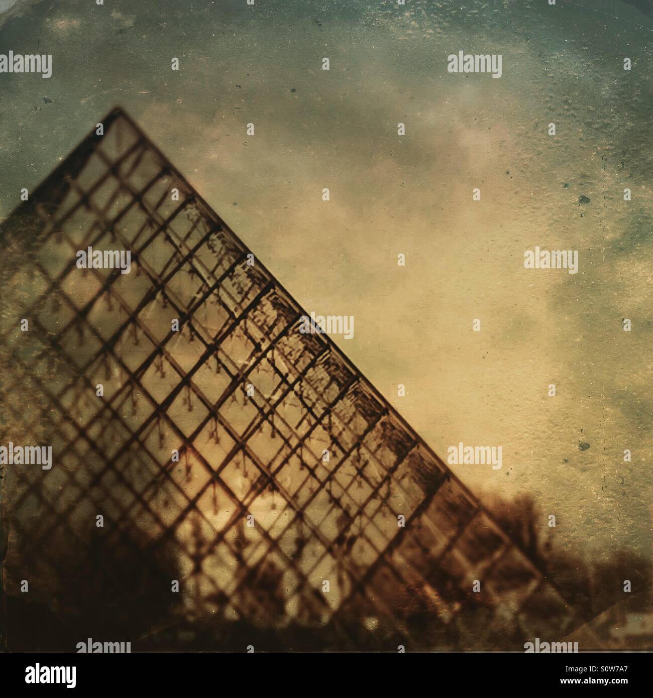 La pyramide du Louvre à Paris en vue de l'Tuilleries en arrière-plan. - Image de stock capturée avec un smartphone