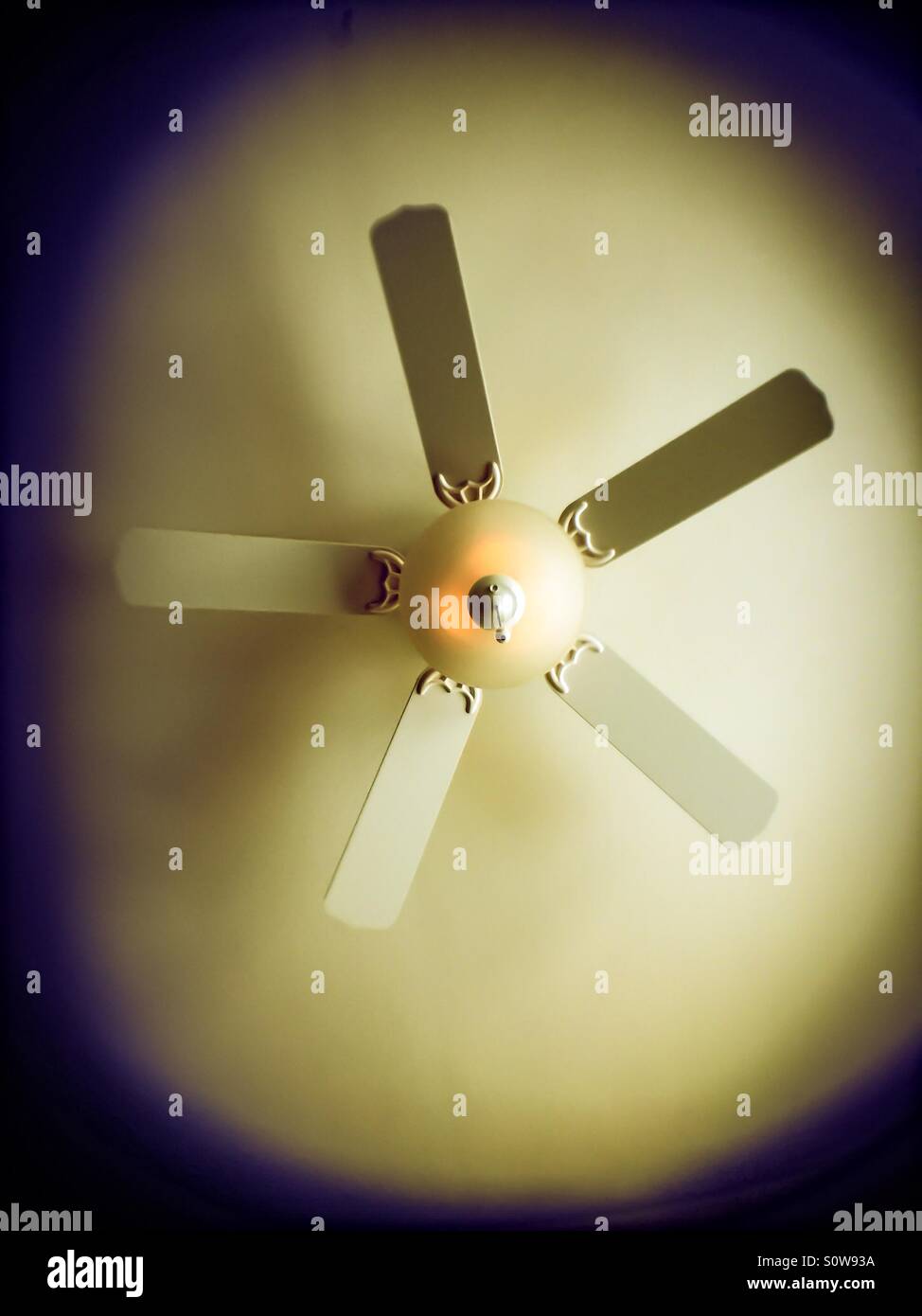 Ventilateur de plafond et la lumière - Image de stock capturée avec un smartphone