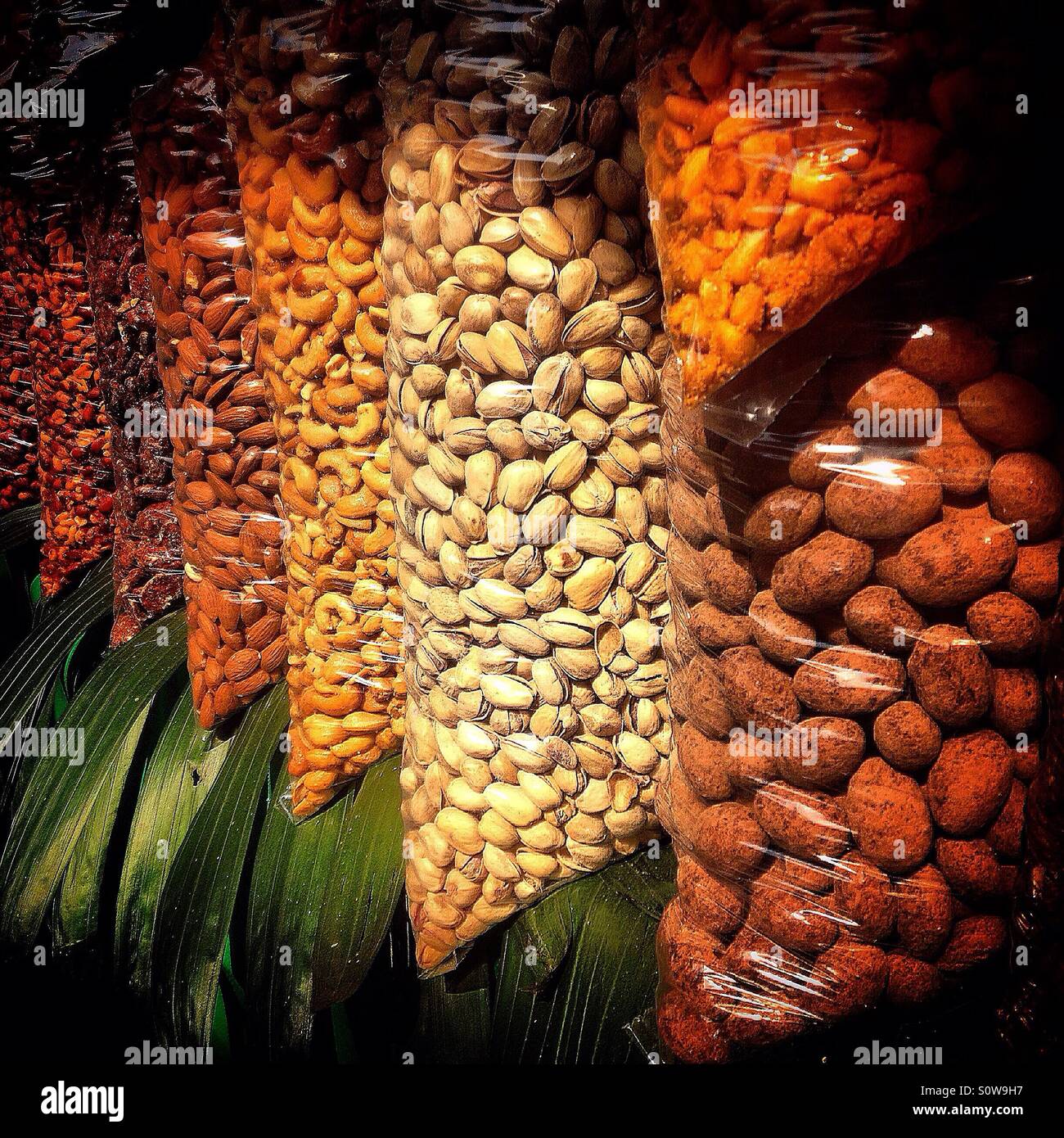 Ecrous pour vendre à une vente de produits d'Oaxacan street à Colonia Roma, Mexico, Mexique - Image de stock capturée avec un smartphone