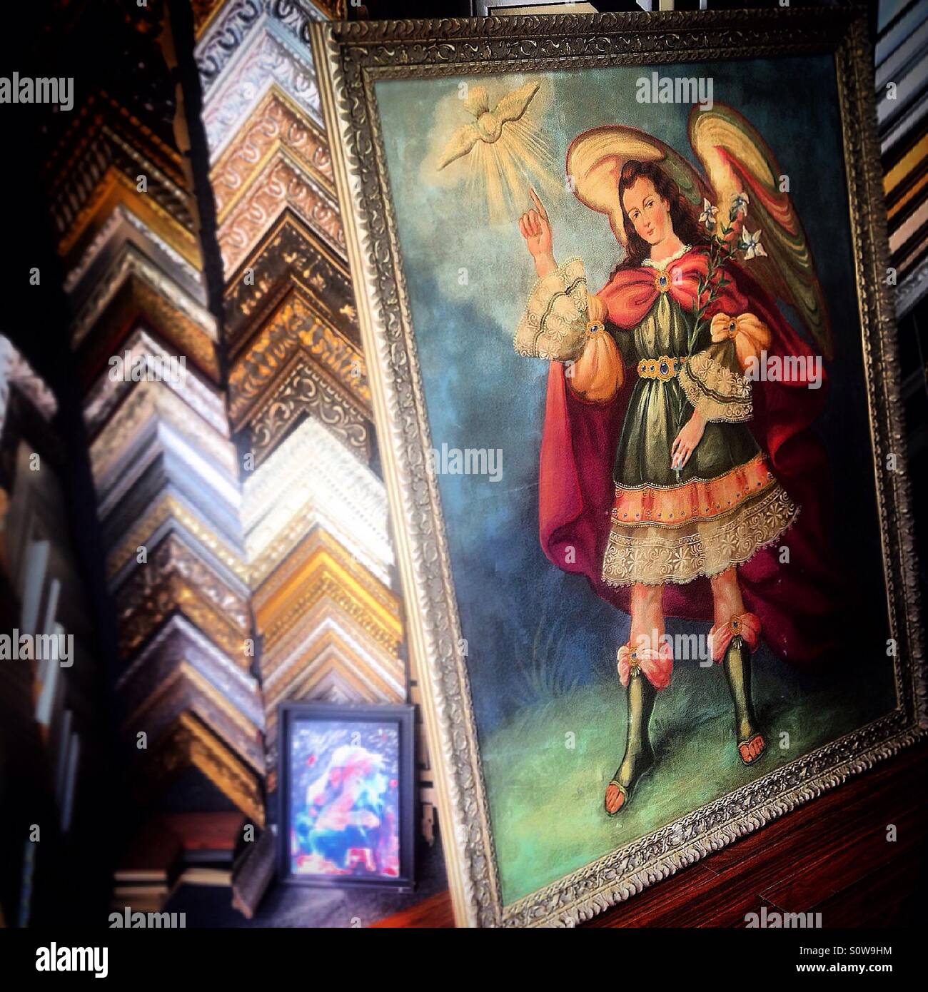 Une peinture de Saint Gabriel Archange décore Fa cadre Galeries shop à Colonia Roma, Mexico, Mexique Banque D'Images
