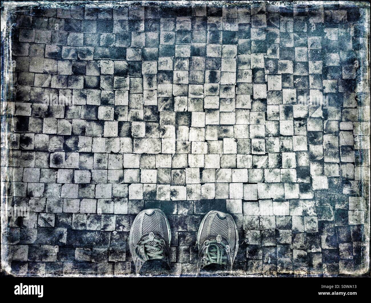 La plante des pieds debout sur la chaussée pavée de granit - Image de stock capturée avec un smartphone
