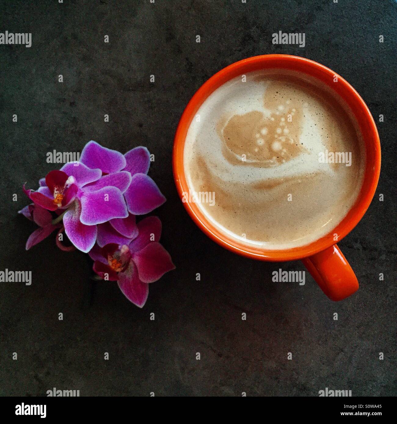 Tasse de café et de fleurs Banque D'Images