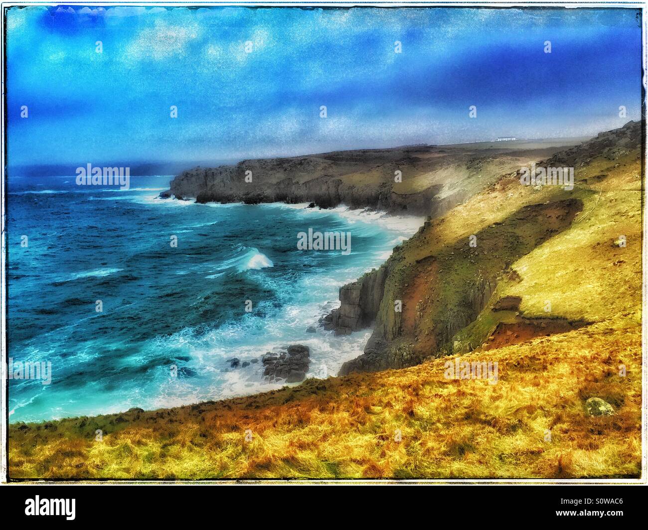 Un paysage de Land's End à Sennen Cove, dans le Nord, en direction de Cornwall, Angleterre. L'océan Atlantique sauvage court le littoral. Crédit Photo © COLIN HOSKINS. - Image de stock capturée avec un smartphone