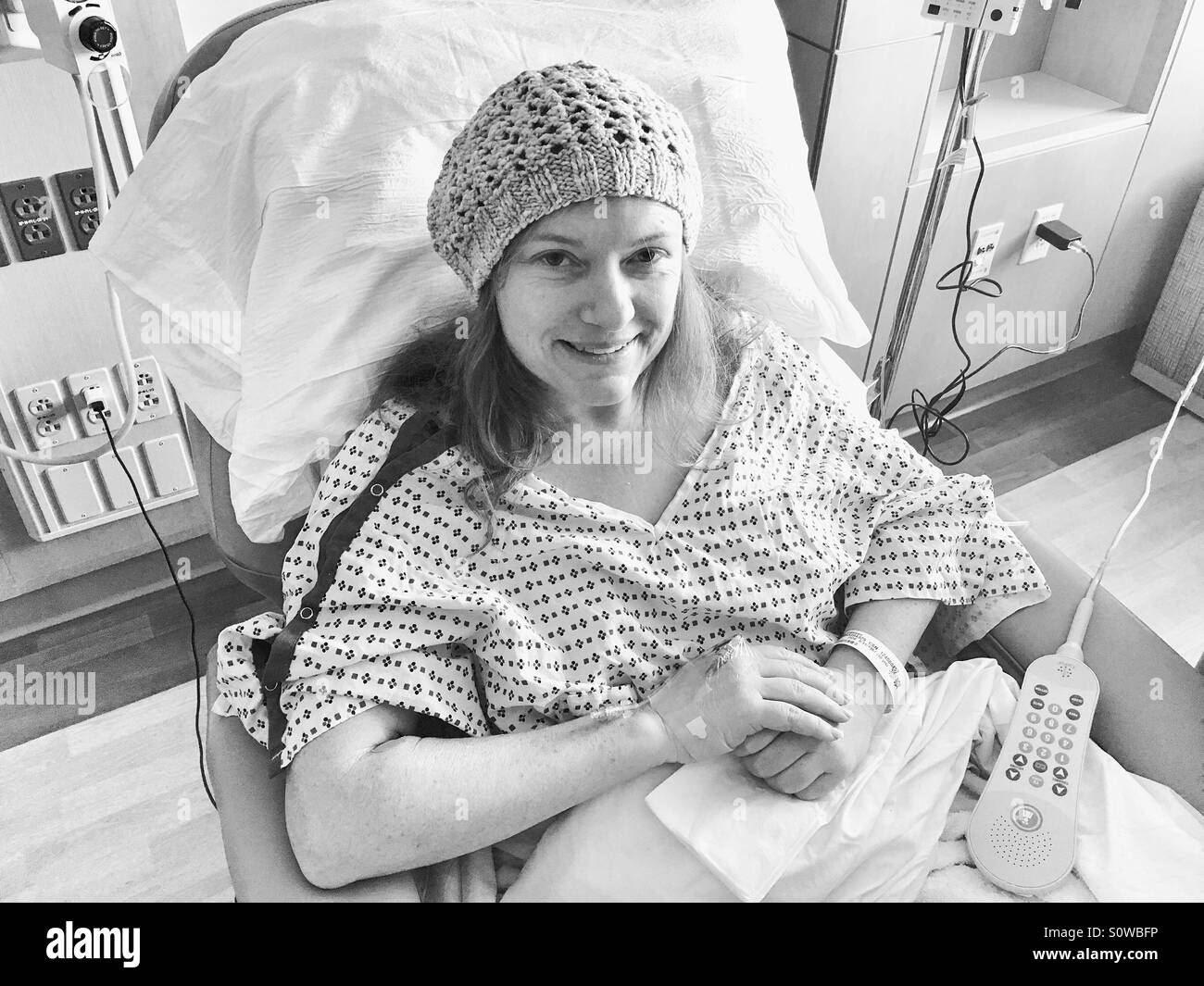 Femme au lit d'hôpital après l'opération Banque D'Images