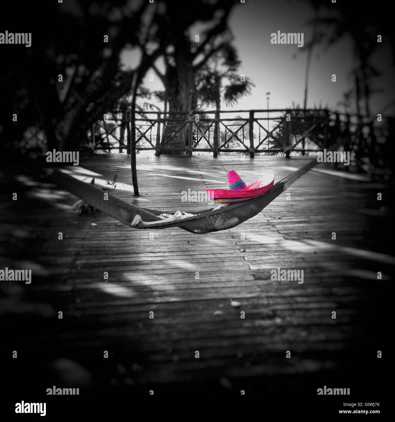 Garçon assis dans un hamac avec un immense sombrero - Image de stock capturée avec un smartphone