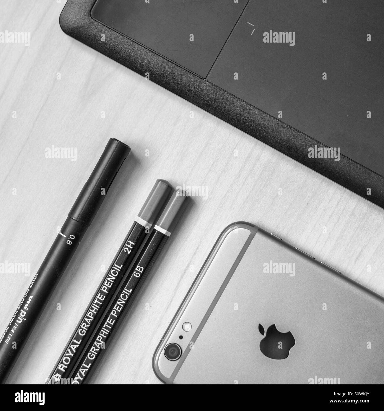 Outils de conception graphique sur un bureau avec un iPhone 6plus - Image de stock capturée avec un smartphone