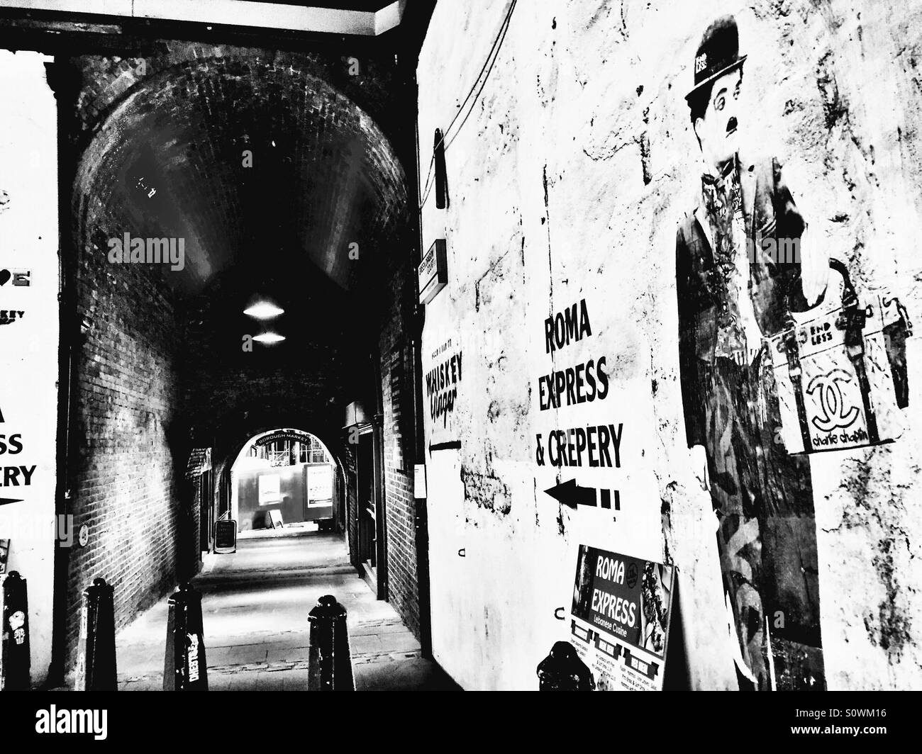 Street art image de Charlie Chaplin, par une étroite ruelle de Borough Market. Londres, R.-U. Banque D'Images