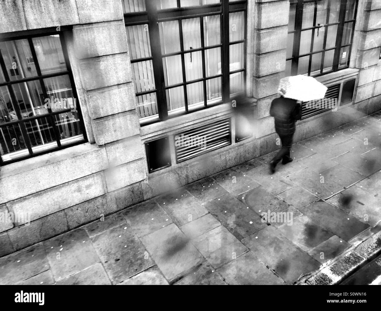 Londres par temps humide vu du haut d'un bus. Quelques gouttes de pluie tombent sur le Windows misty Banque D'Images