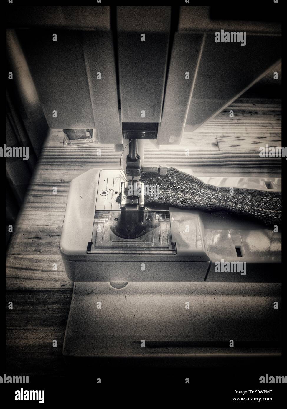 Machine à coudre avec le test de suture sur matériel. Banque D'Images