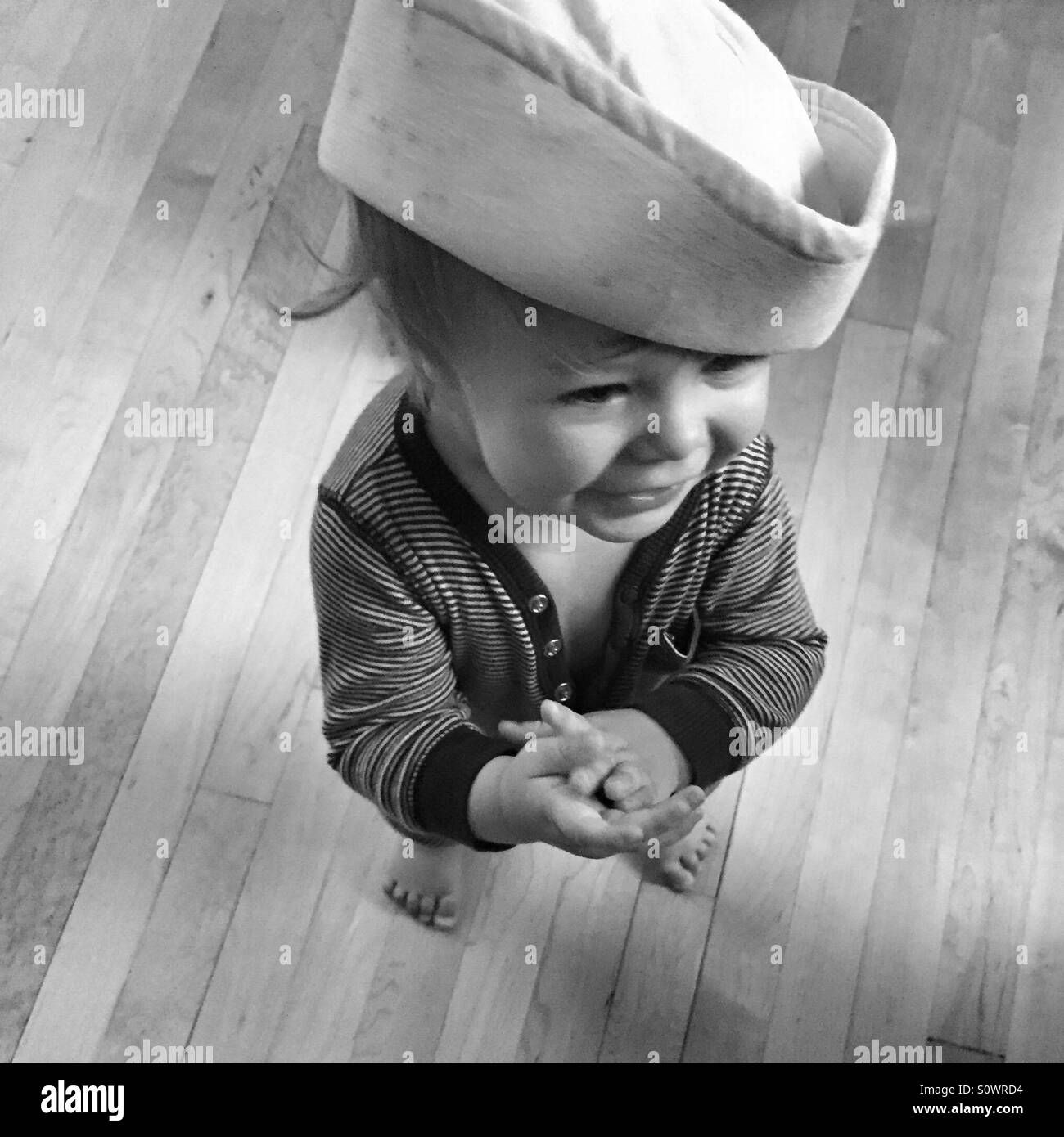 Heureux Bebe Portant Un Chapeau De Marin En Noir Et Blanc Photo Stock Alamy
