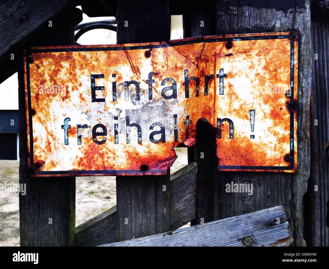 Einfahrt freihalten signe sur une clôture en Allemagne, traduction : garder l'allée clair Banque D'Images