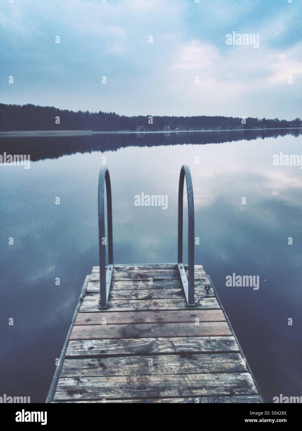Une jetée sur le lac Wutzsee dans le Brandebourg au nord de Berlin, l'Allemagne à la fin de l'hiver, début du printemps - Image de stock capturée avec un smartphone