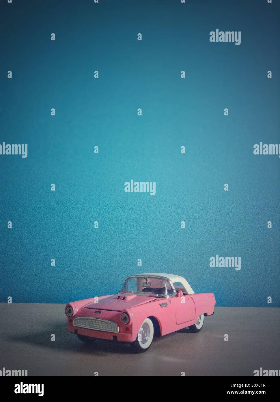 Rose classique vintage toy voiture sur fond bleu - Image de stock capturée avec un smartphone