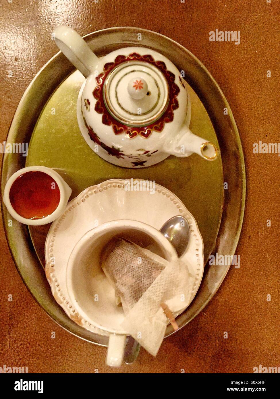 Théière et tasse de thé sur un plateau, vue de dessus - Image de stock capturée avec un smartphone