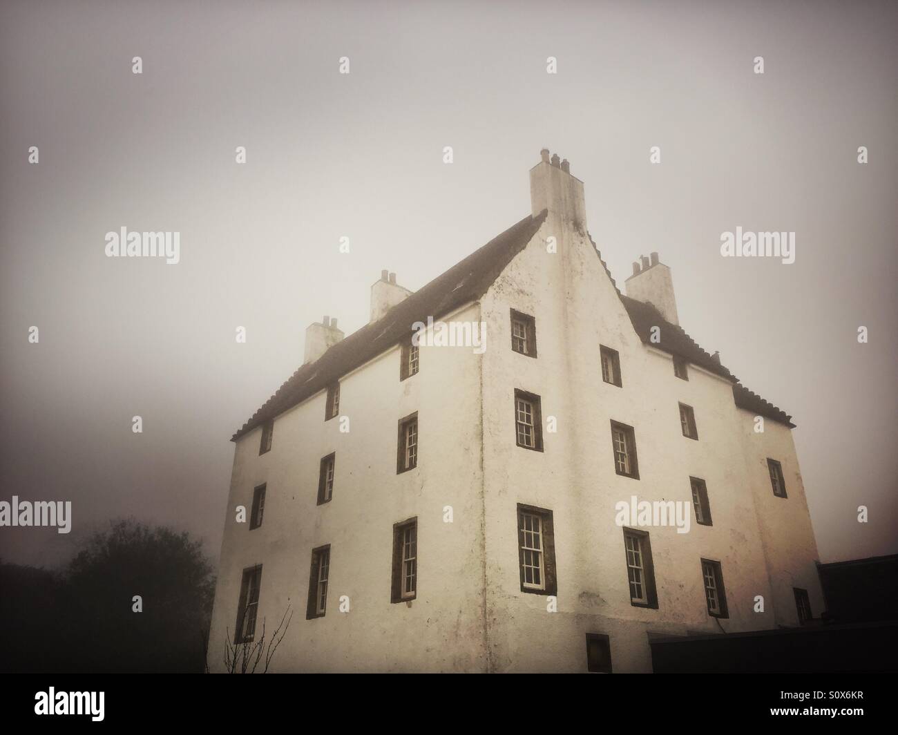 Une grande chambre est vue dans le brouillard dans Upphall, près d'Edimbourg en Ecosse. Banque D'Images