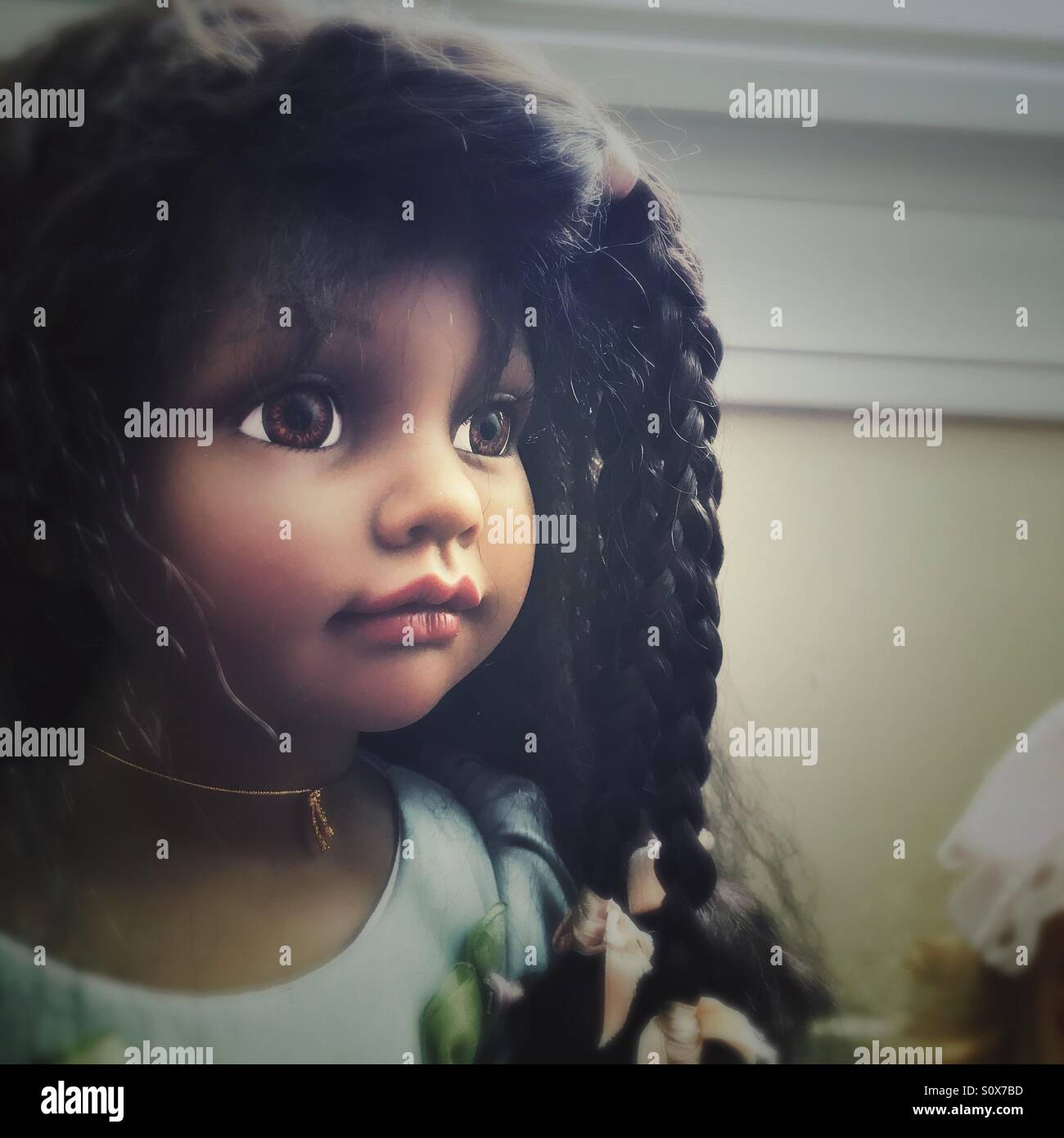 Une poupée de porcelaine avec tresses (1). Banque D'Images