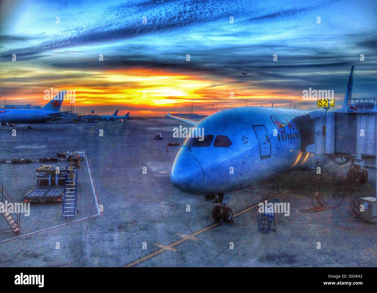 Avion stationné à l'aéroport de Vancouver au coucher du soleil Banque D'Images