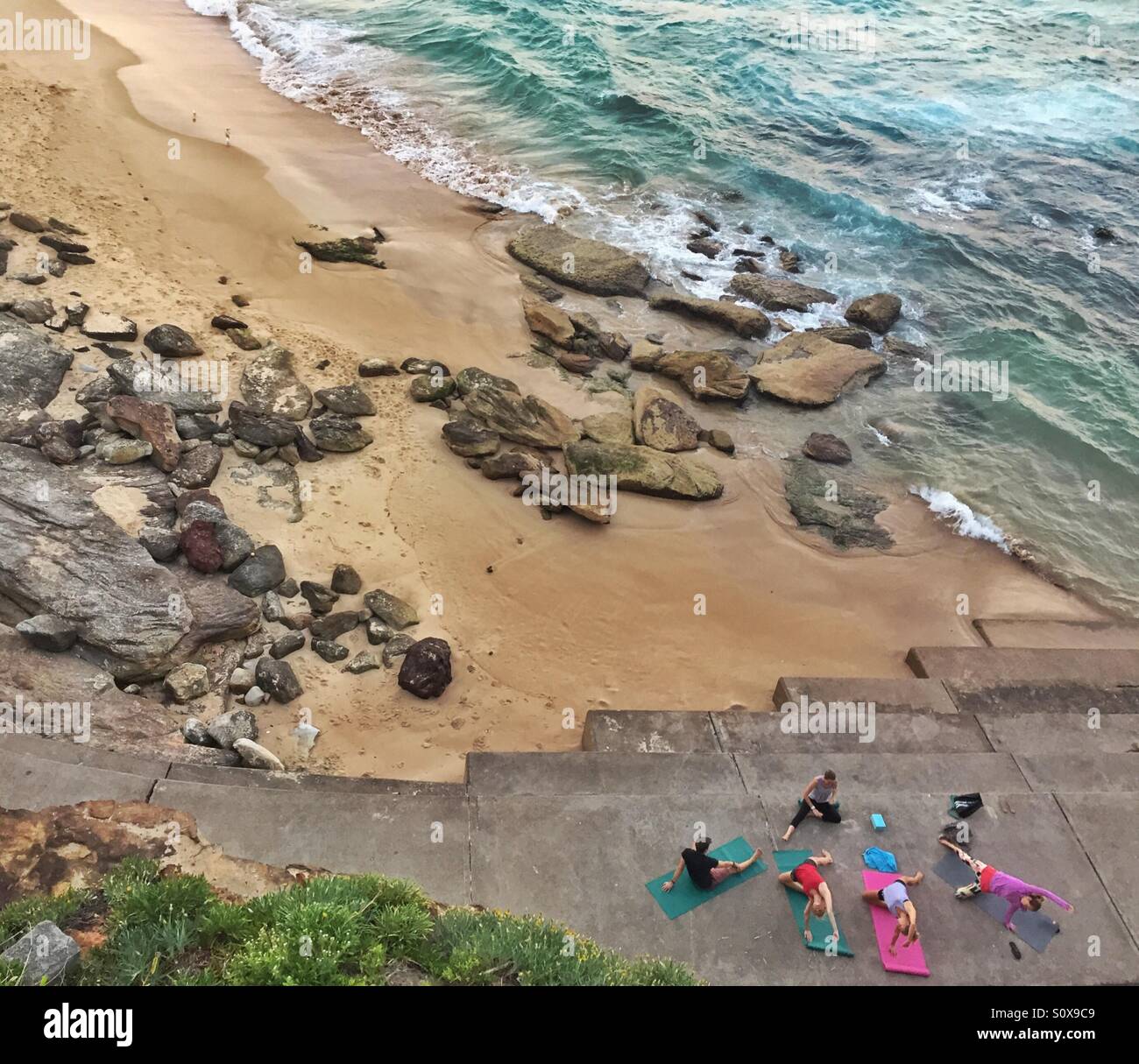 Yoga tôt le matin par la plage de Bondi Beach, Sydney. Banque D'Images