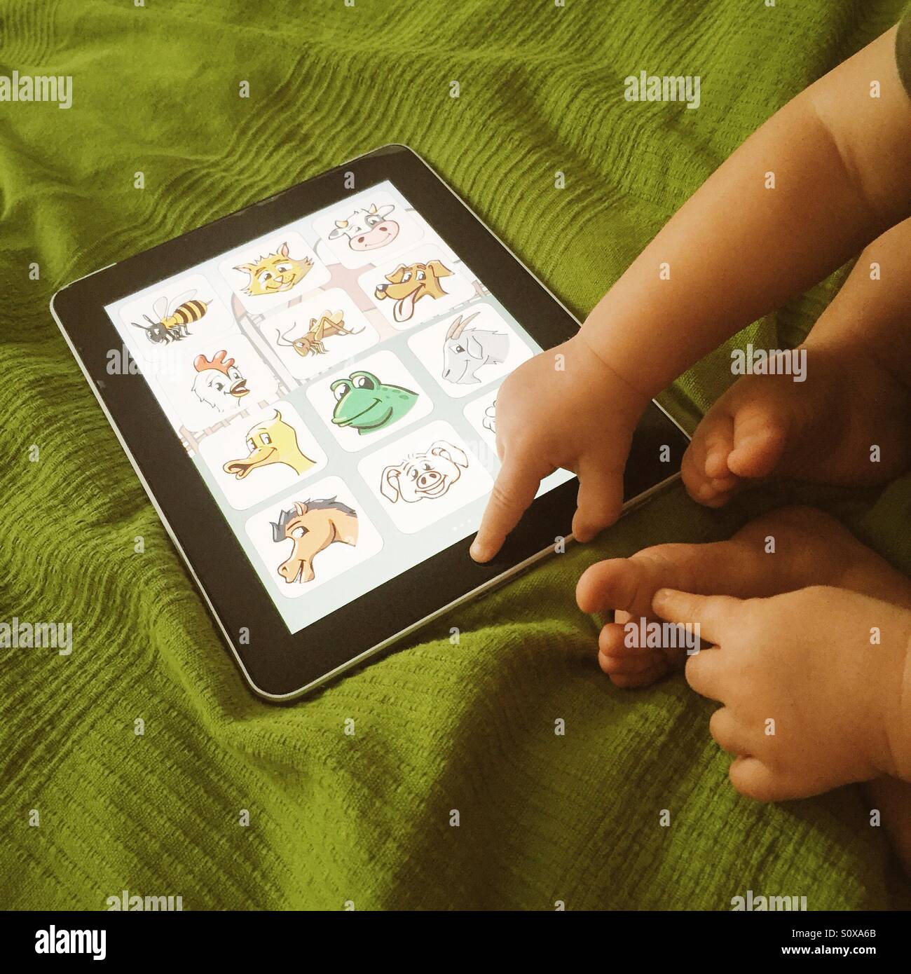 Petit bébé jouant sur la tablette Banque D'Images