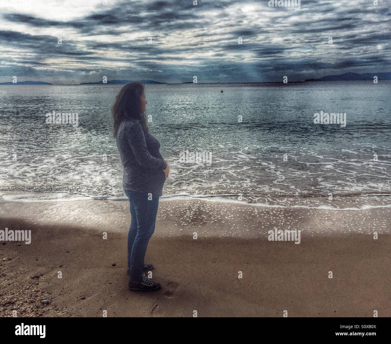 Femme enceinte sur la plage Banque D'Images Femme enceinte sur la plage Banque D'Images