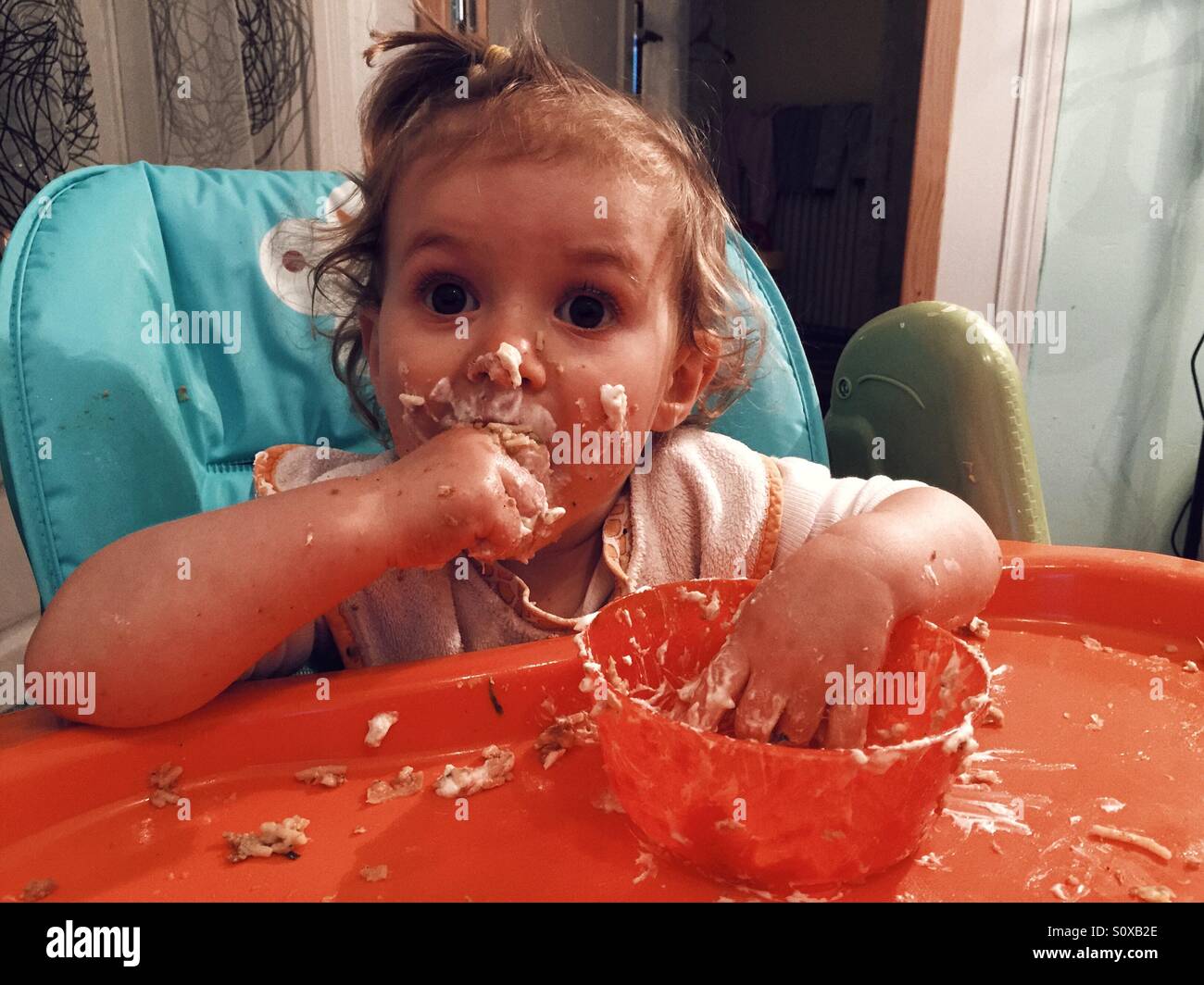 17 mois baby eating par elle-même Banque D'Images