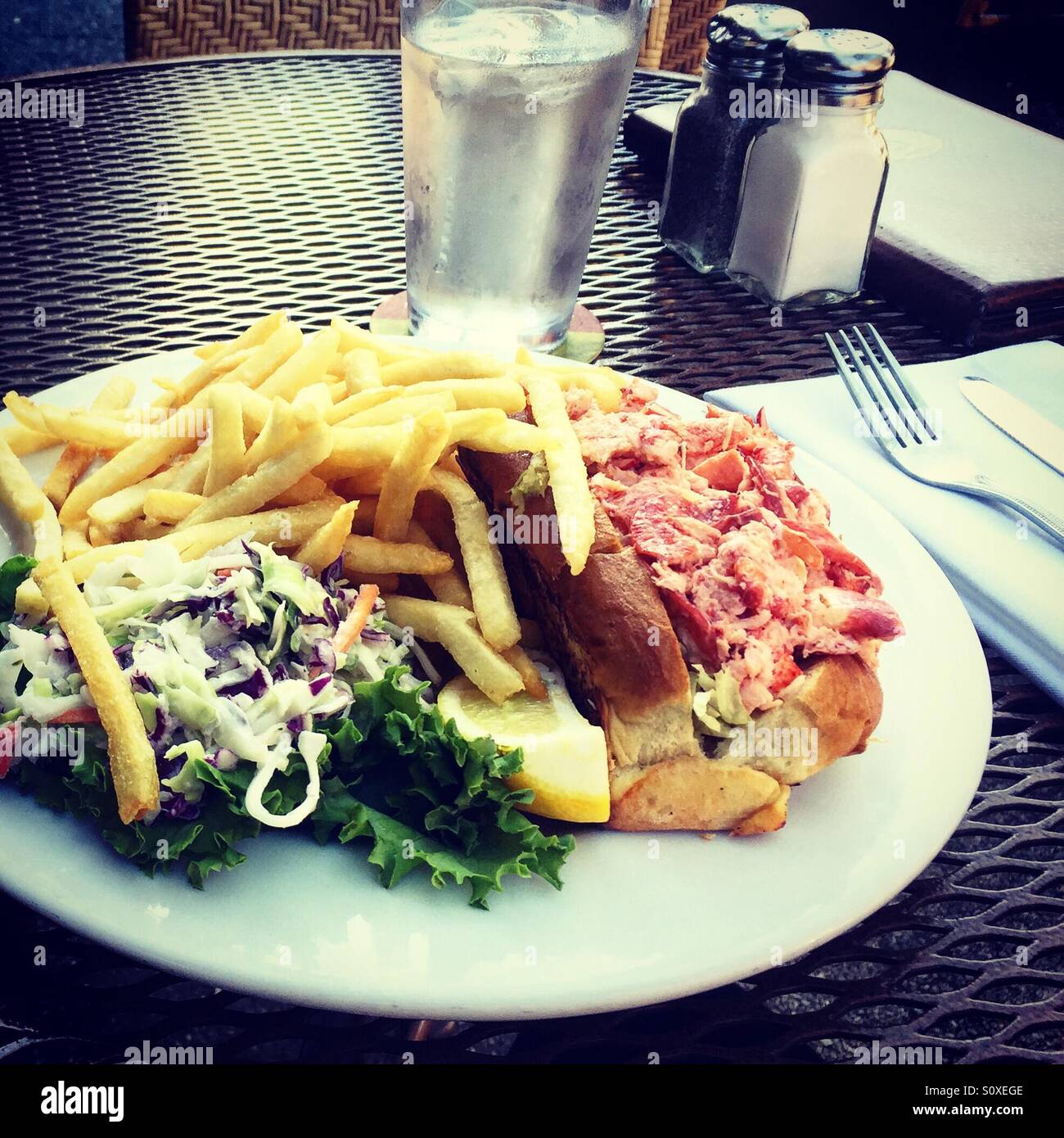 Rouleau de homard frais du Maine avec frites et salade de choux Banque D'Images