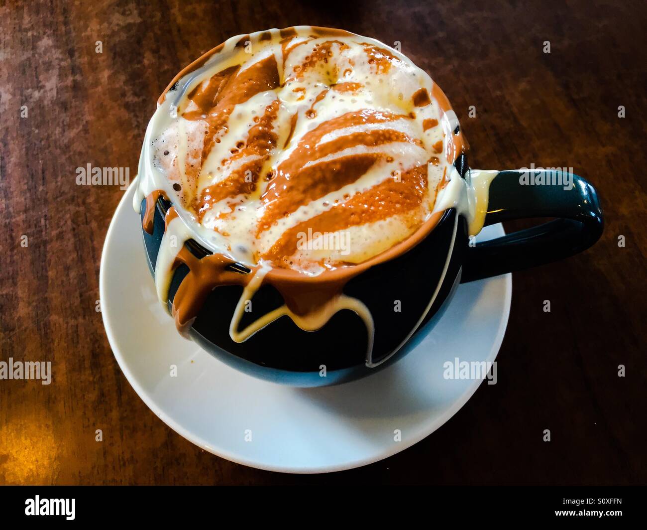 Le meilleur chocolat chaud du monde ? Boisson au chocolat fondant, crémeux Banque D'Images