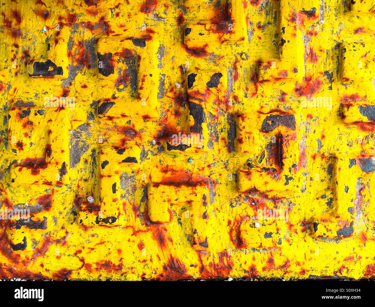 Rusty metal texture avec peeling peinture jaune Banque D'Images