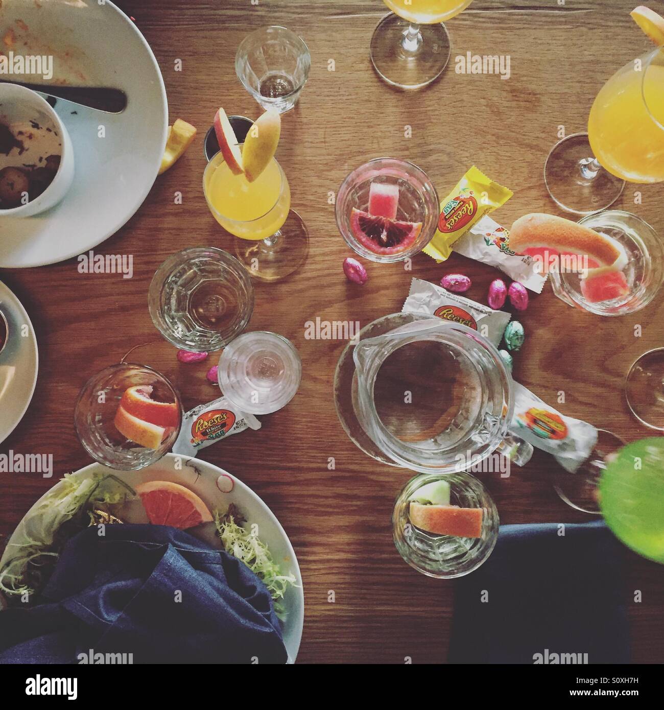 Vestiges de brunch de Pâques. - Image de stock capturée avec un smartphone