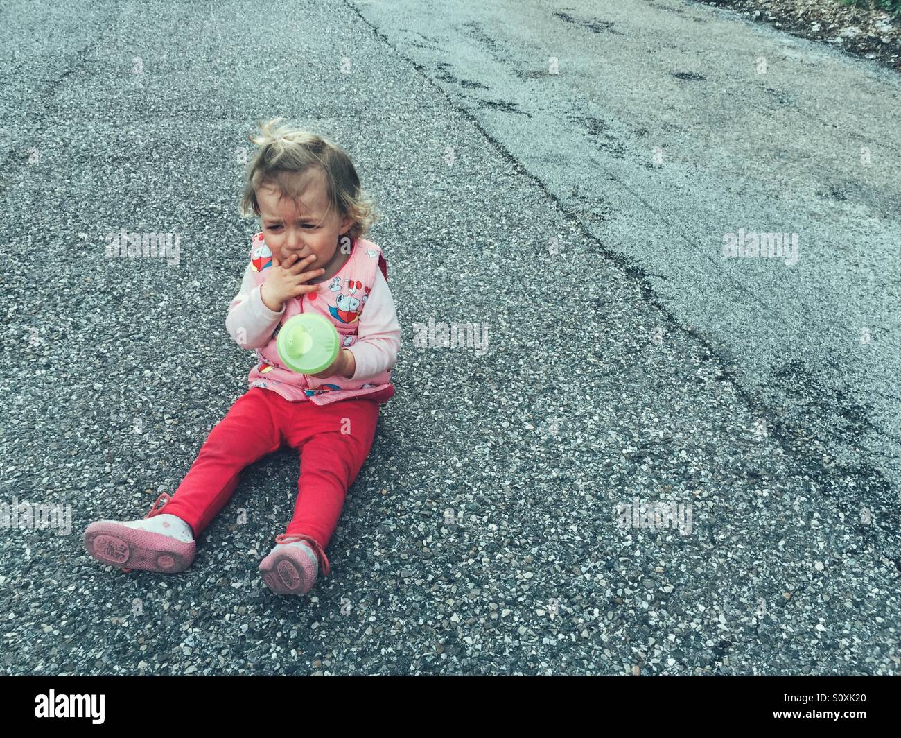 Bébé qui pleure dans la rue Banque D'Images