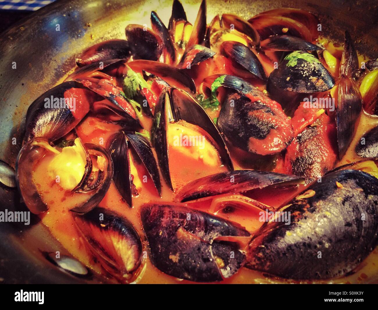 Moules à l'ail et de la sauce tomate Banque D'Images