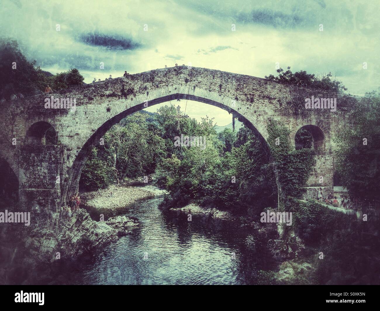 Pont romain sur la rivière Sella à Cangas de Onis, Asturias - Espagne Banque D'Images