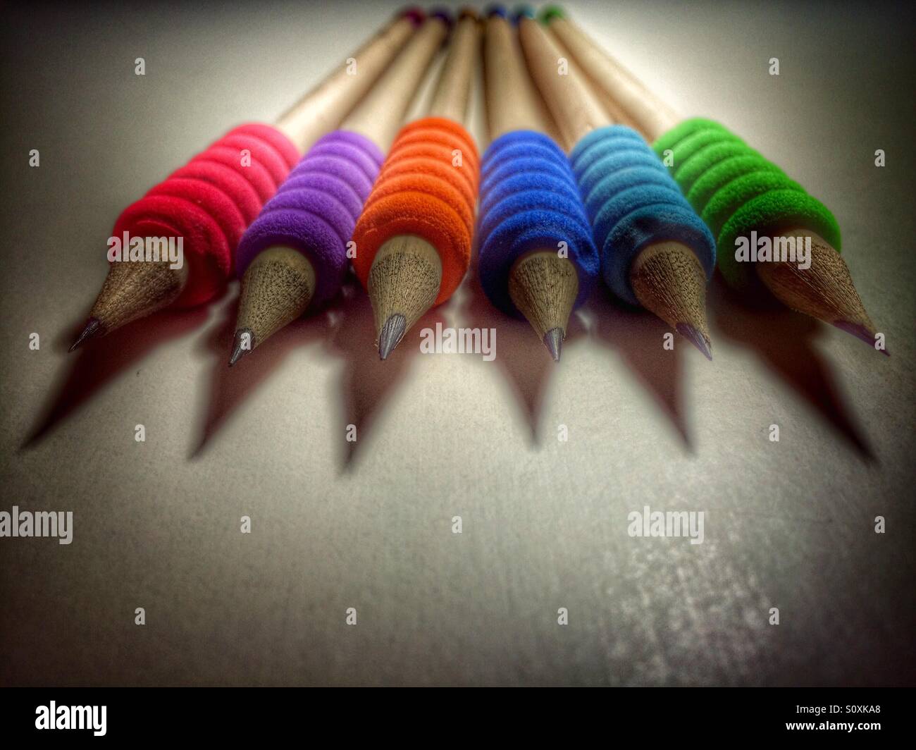 Six crayons avec poignées de couleur Banque D'Images