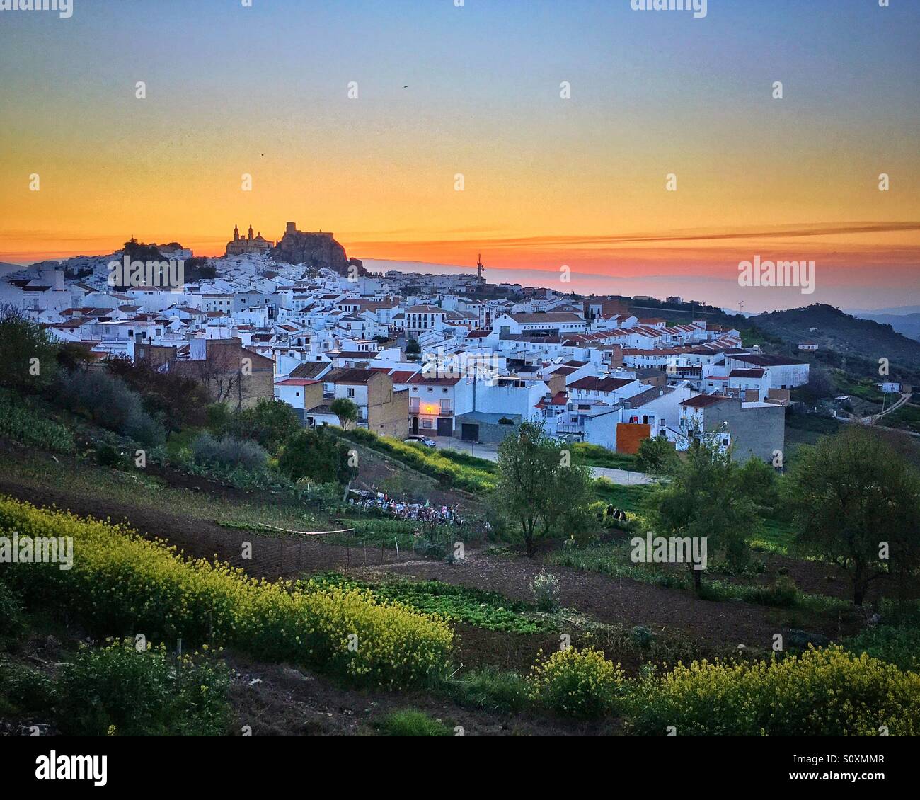 Le printemps est arrivé, les après-midi sont plus longs et le temps est plus chaud. Couchers de soleil à Olvera. Banque D'Images