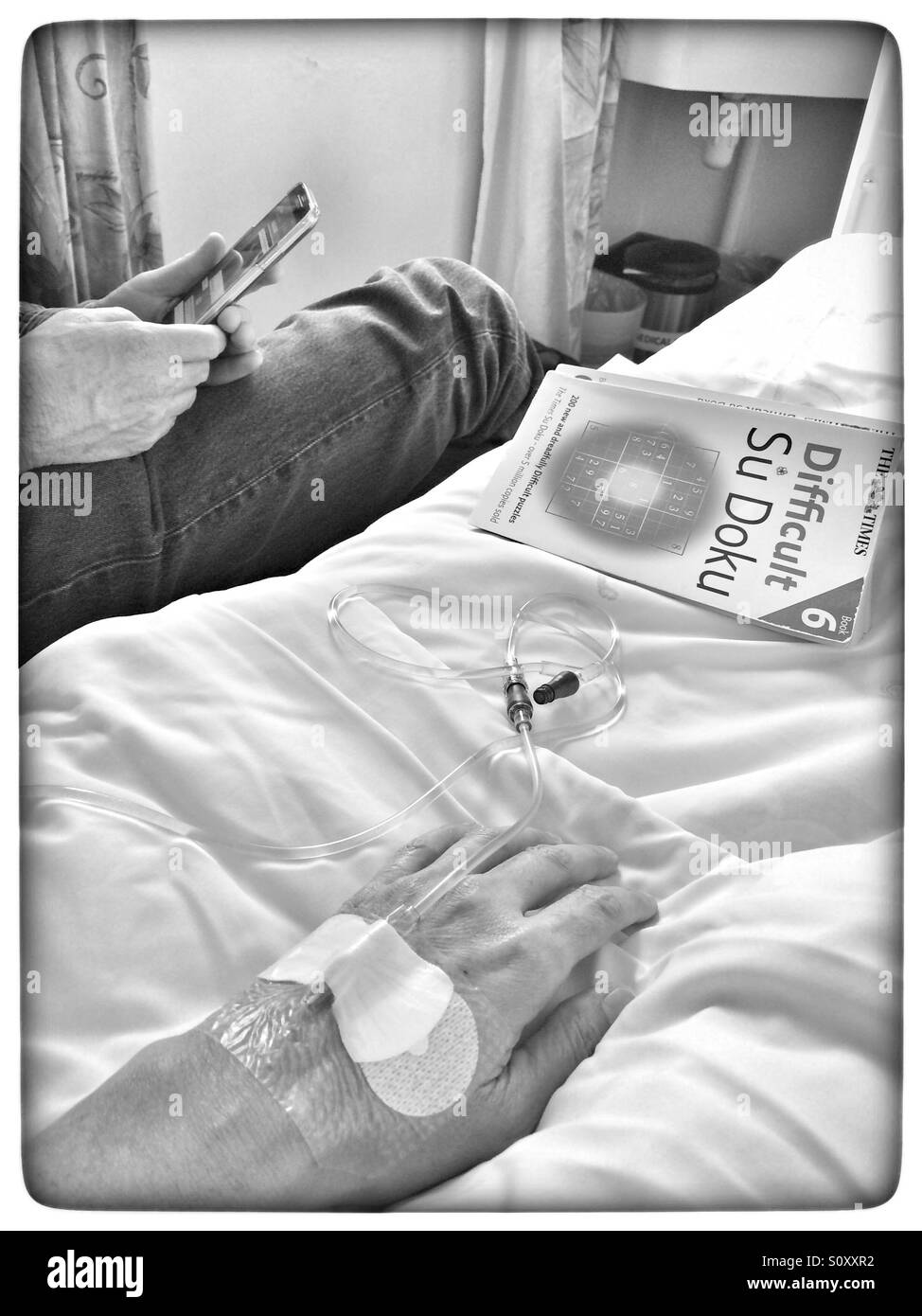 Patient in hospital bed avec le visiteur. Banque D'Images