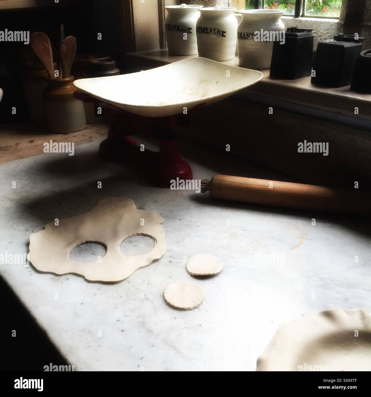 Balances et feuilletée prête pour des tartelettes à la confiture Banque D'Images