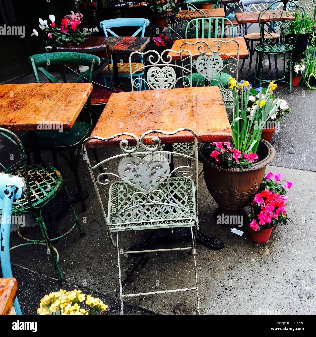 Tables et chaises vides au sidewalk cafe Olio e Piu à Greenwich Village, New York City Banque D'Images