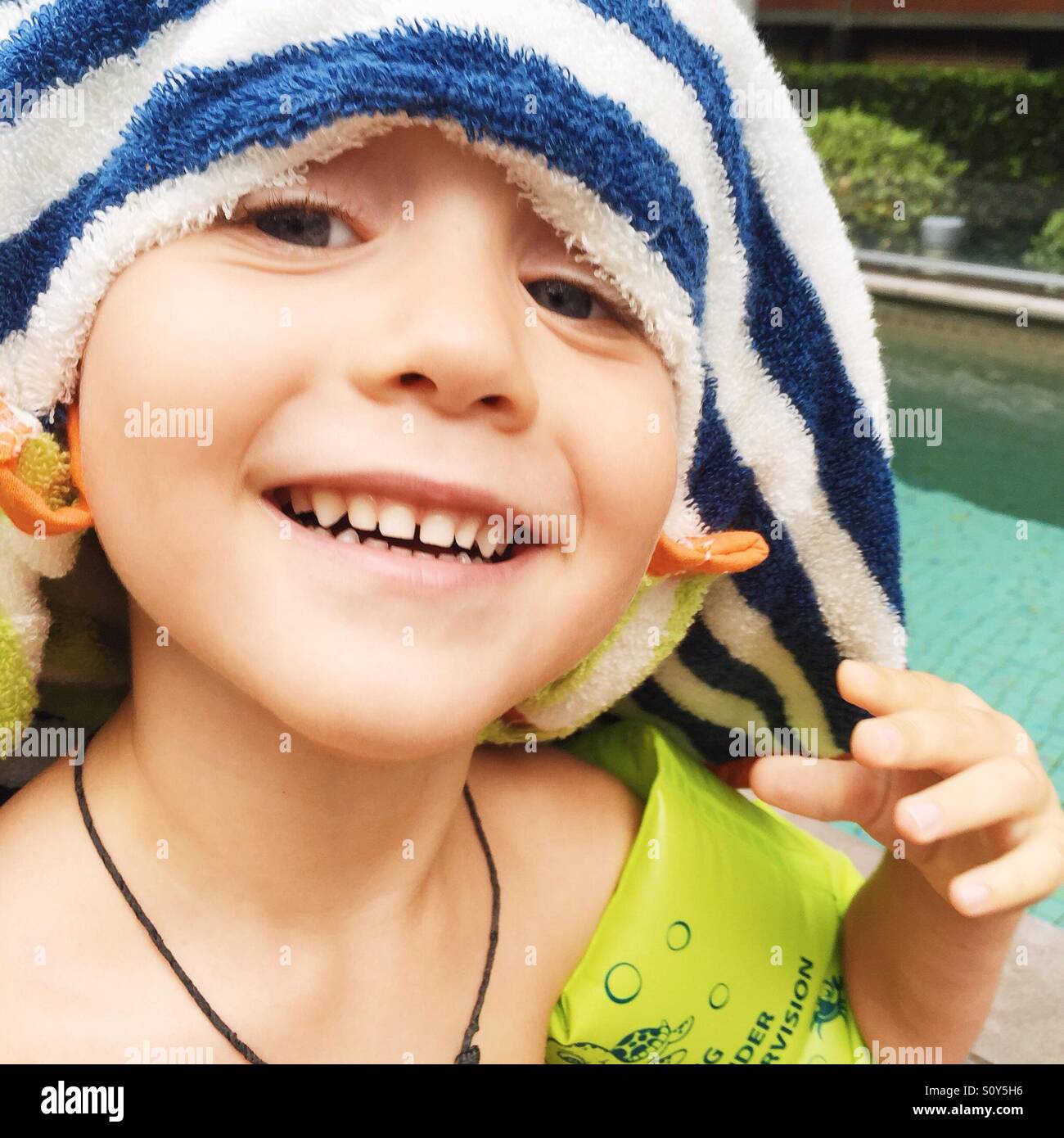 Portrait d'un petit garçon heureux en été Banque D'Images
