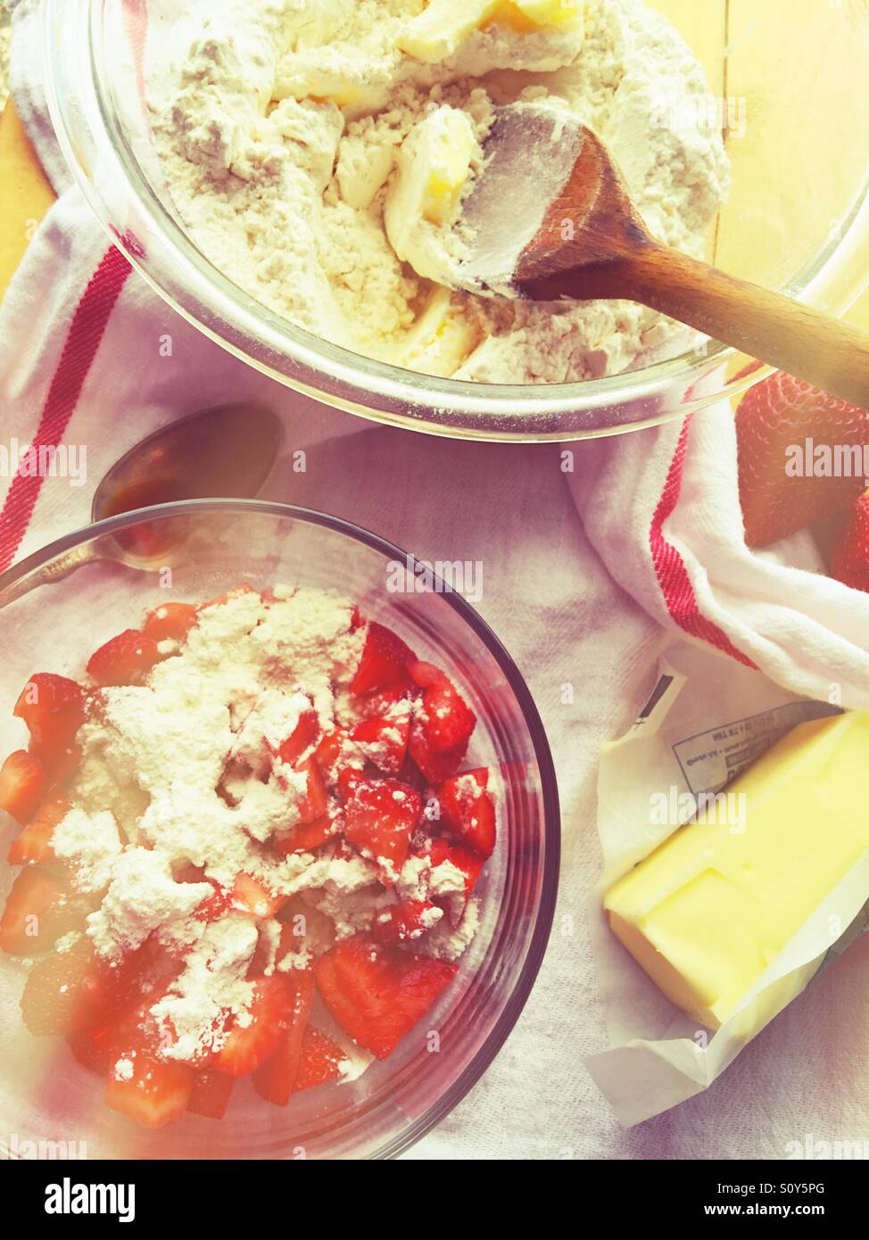 La cuisson avec des fraises Banque D'Images