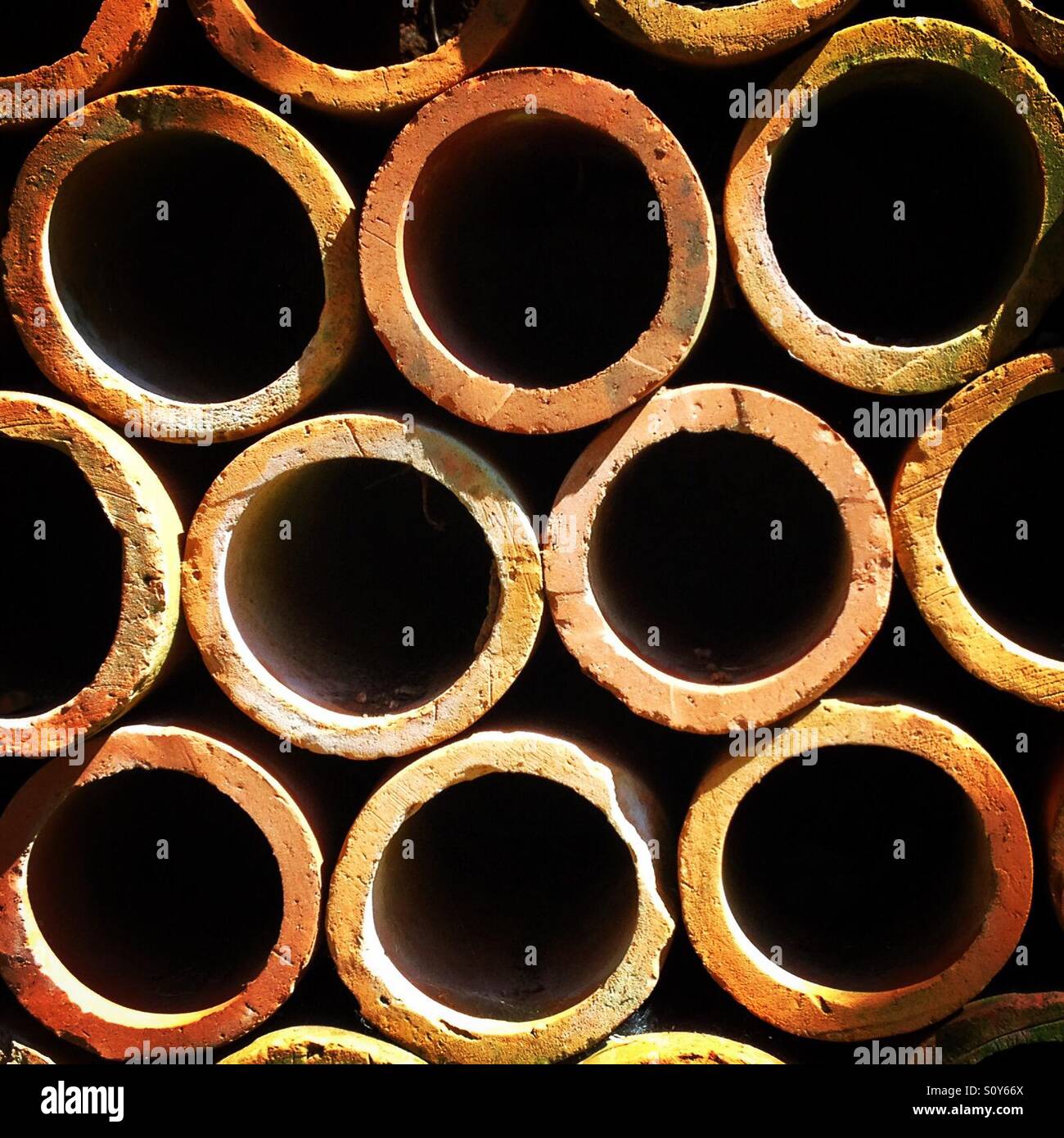 Motif de fond de pipes en terre cuite. Photo de téléphone portable avec un post-traitement de téléphone ou de tablette. - Image de stock capturée avec un smartphone