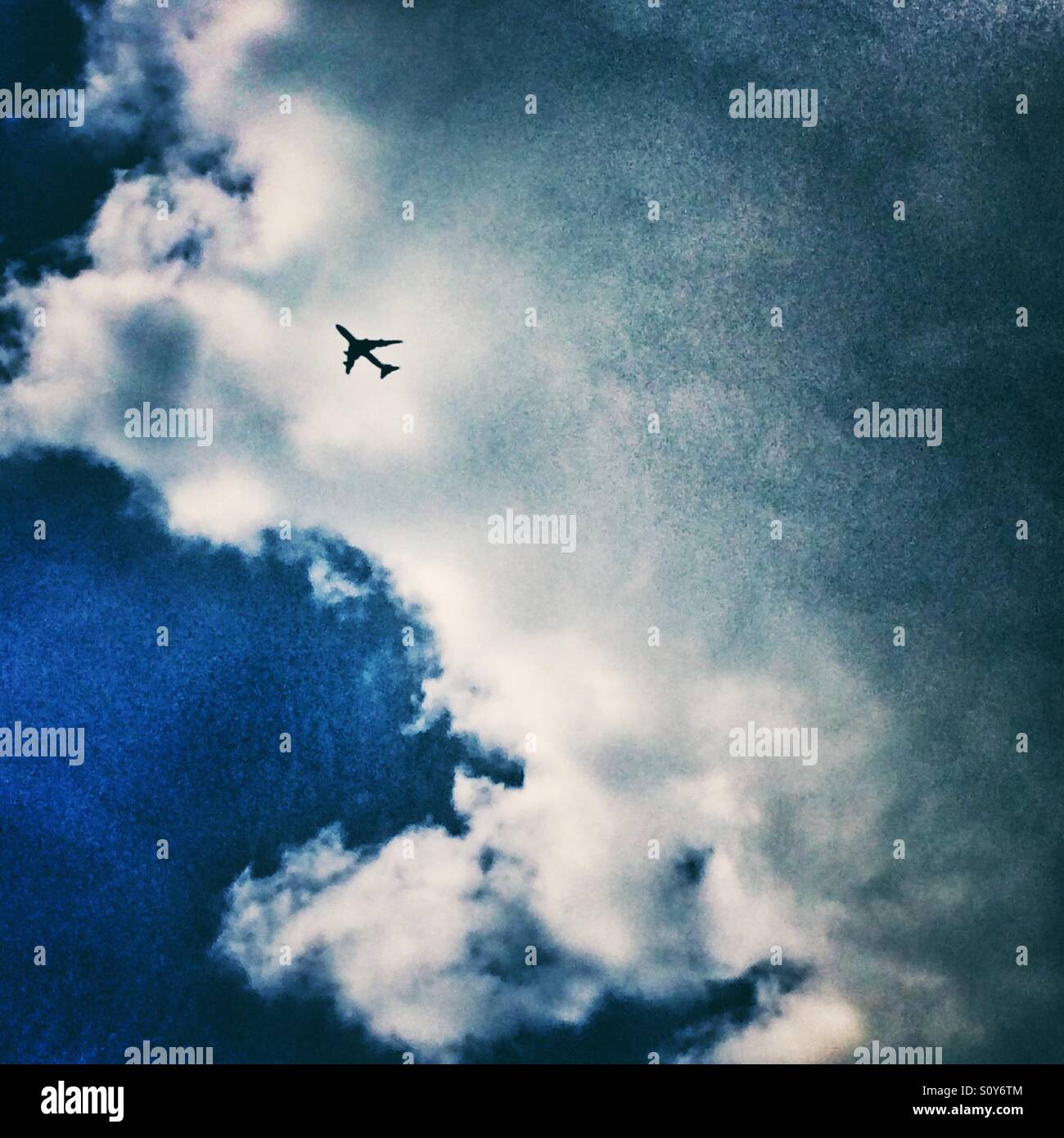 Un avion dans le ciel - Image de stock capturée avec un smartphone