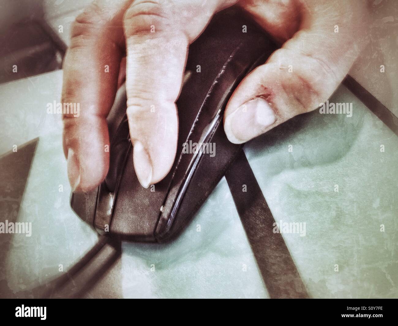 Un homme part à l'aide d'une souris d'ordinateur. - Image de stock capturée avec un smartphone