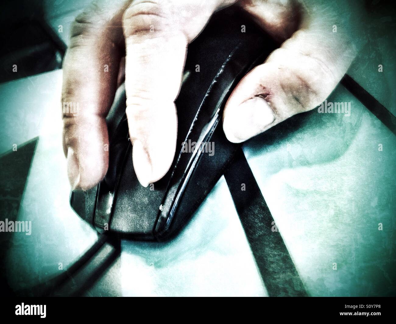 La main d'un homme à l'aide d'une souris d'ordinateur. - Image de stock capturée avec un smartphone