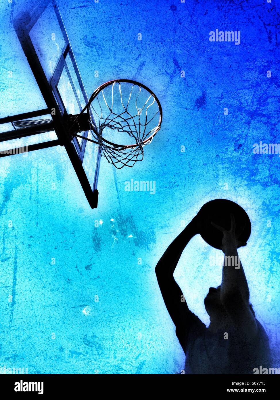 Silhouette d'un adolescent le tournage d'un terrain de basket-ball ...