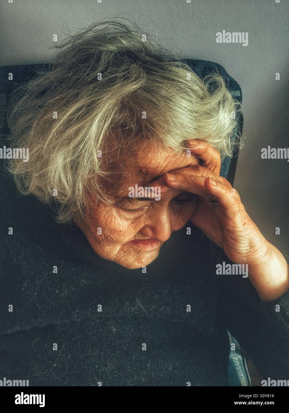 Fatigué senior woman Banque D'Images